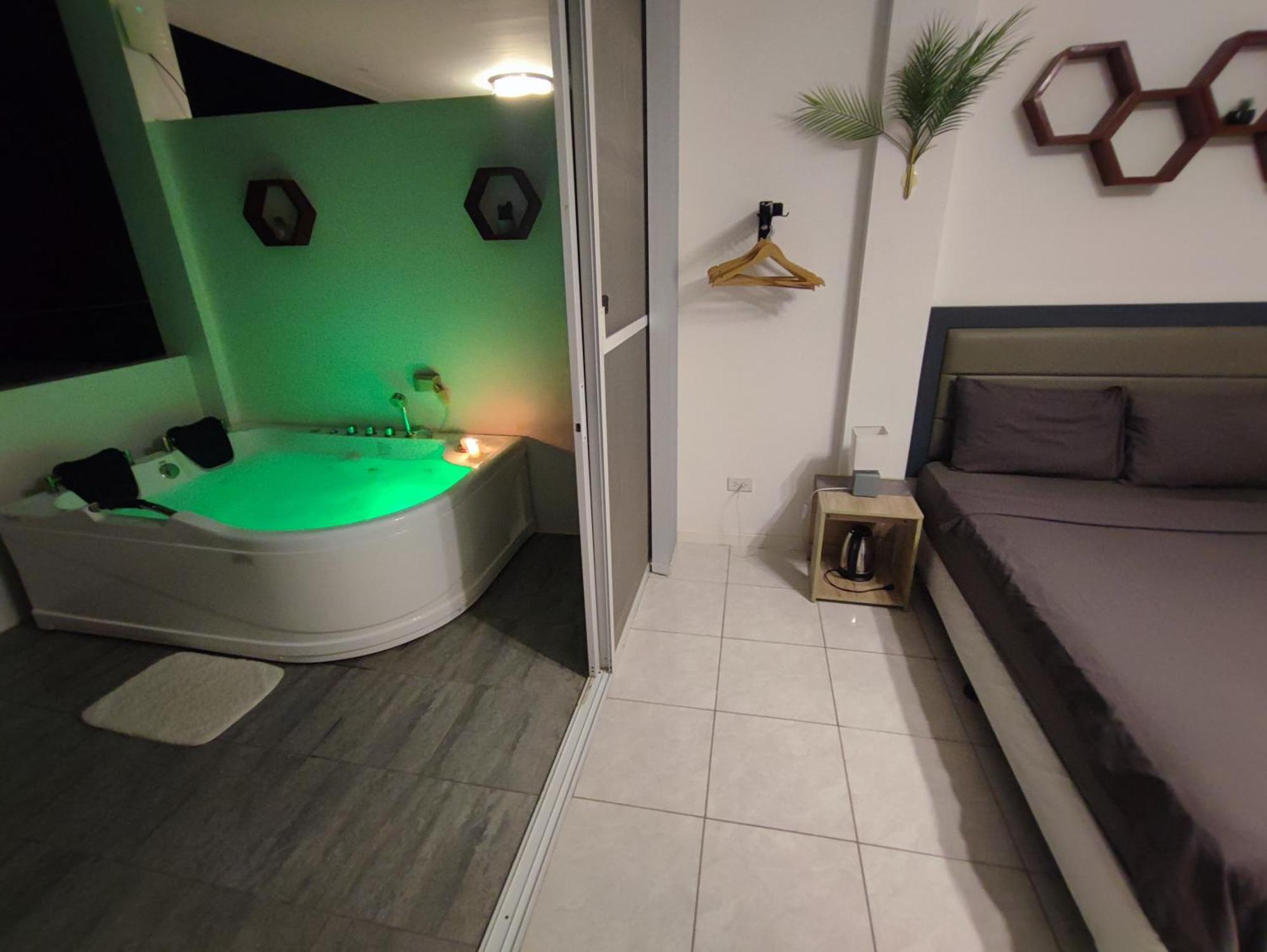 Bonsai Jacuzzi Suites Panglao Extérieur photo